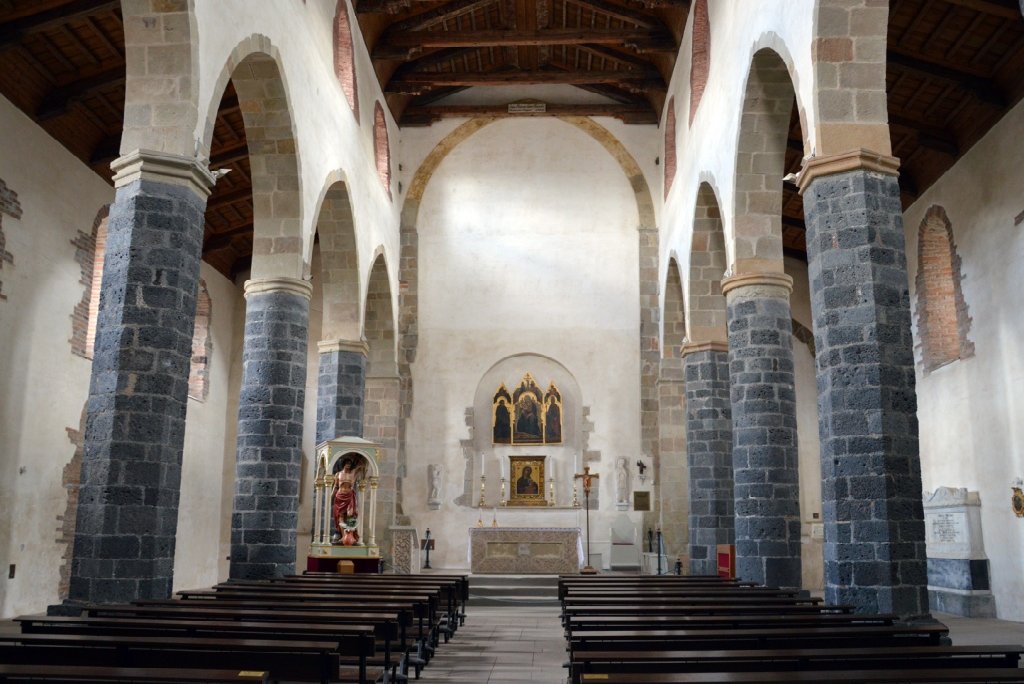 interni chiesa castello